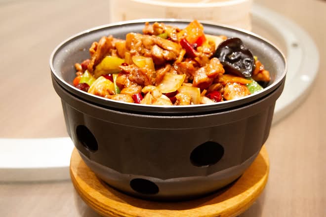 Spicy Debone Chicken Pot with Seasonal Vegetables 香辣鸡煲